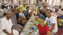 صور لمعتمري مدينة يافا داخل المسجد النبوي الشريف في المدينة المنوّرة